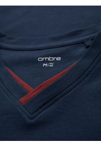 Ombre Clothing - T-shirt męski z kontrastowymi wstawkami i dekoltem w serek – granatowy V1 OM-TSCT-0198 - XXL. Okazja: na co dzień. Typ kołnierza: dekolt w serek. Kolor: niebieski. Materiał: dzianina, materiał, bawełna. Długość: krótkie. Styl: sportowy, casual #7