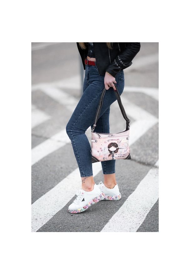 Białe Sneakersy Filippo Stylowe Obuwie Damskie Na Kolorowej Podeszwie. Okazja: na co dzień. Zapięcie: sznurówki. Kolor: biały. Materiał: materiał, jeans. Wzór: kolorowy. Sezon: lato. Styl: elegancki
