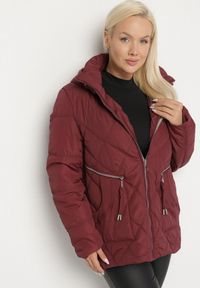 Born2be - Czerwona Pikowana Kurtka z Kapturem i Ozdobnymi Suwakami Carnaye. Okazja: na co dzień, na spacer. Typ kołnierza: kaptur. Kolekcja: plus size. Kolor: czerwony. Materiał: jeans. Styl: sportowy, casual, elegancki