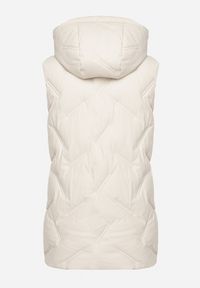 Born2be - Biała Przejściowa Kamizelka z Pikowanymi Przeszyciami i Kapturem Fesolira. Okazja: na co dzień. Kolekcja: plus size. Kolor: biały. Materiał: jeans. Styl: casual, sportowy #2