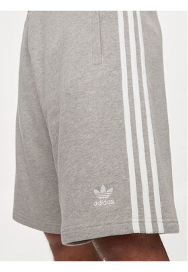 Adidas - adidas Szorty sportowe adicolor 3-Stripes IU2340 Szary Regular Fit. Kolor: szary. Materiał: bawełna. Styl: sportowy