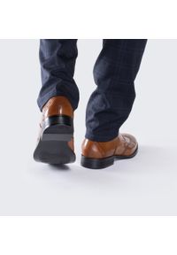 Wittchen - Męskie buty skórzane z elastyczną wstawką. Okazja: na co dzień. Zapięcie: bez zapięcia. Kolor: brązowy. Materiał: skóra. Wzór: aplikacja. Obcas: na obcasie. Styl: casual. Wysokość obcasa: niski #2