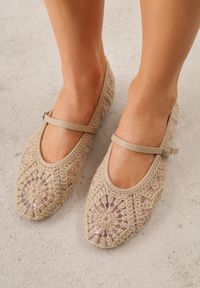 Renee - Ciemnobeżowe Plecione Balerinki Boho w Stylu Mary Jane z Siateczki Raithea. Nosek buta: okrągły. Zapięcie: pasek. Kolor: beżowy. Wzór: ażurowy, haft. Styl: boho #1