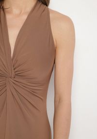 Born2be - Brązowa Rozkloszowana Sukienka Bez Rękawów z Wiskozą Zdobiona Marszczeniem Folenissa. Okazja: na imprezę. Typ kołnierza: kokarda, dekolt w kształcie V. Kolor: brązowy. Materiał: wiskoza. Długość rękawa: bez rękawów. Wzór: aplikacja. Typ sukienki: rozkloszowane #5