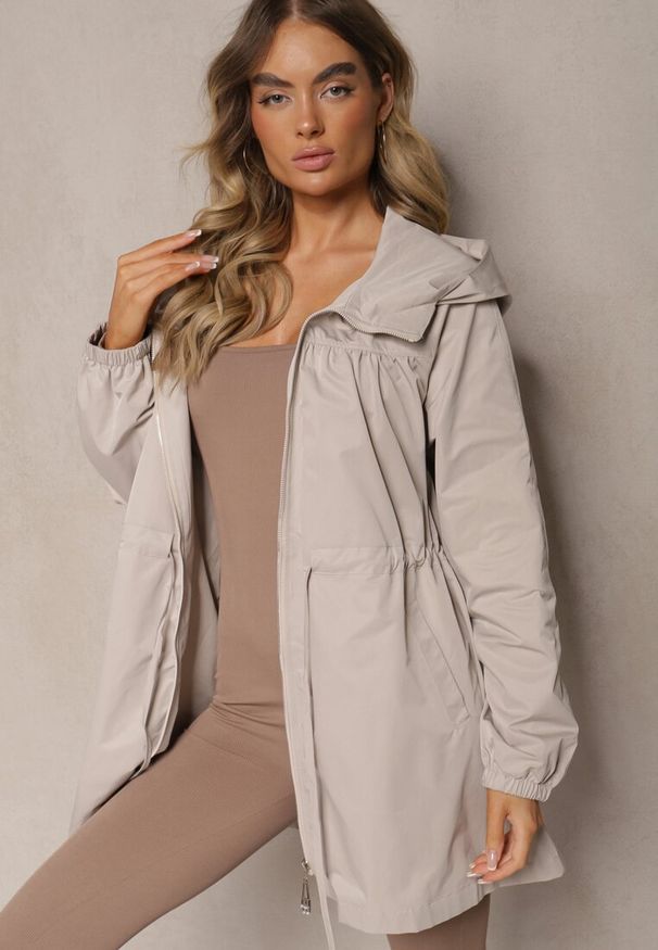 Renee - Beżowa Kurtka w Stylu Parki Wiązana w Pasie Nevithia. Okazja: na co dzień. Kolor: beżowy. Materiał: skóra, jeans. Styl: elegancki, casual