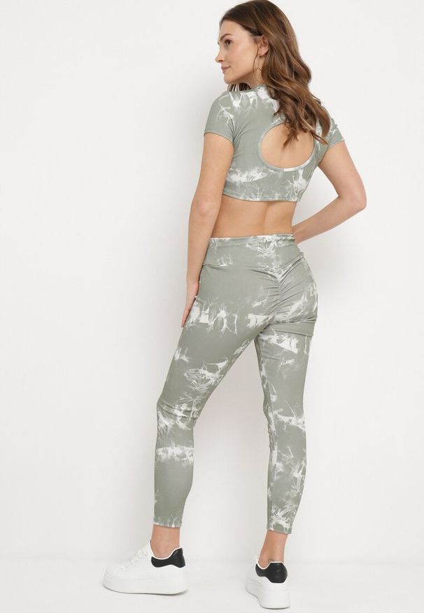 Born2be - Zielony Komplet Sportowy z Wzorem Tie-Dye Top z Krótkimi Rękawami i Leggisy Larvena. Kolor: zielony