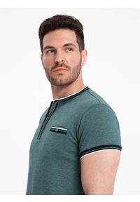 Ombre Clothing - Męski t-shirt henley z ozdobnymi ściągaczami - ciemnozielony V2. Okazja: na co dzień. Typ kołnierza: typu henley. Kolor: zielony. Materiał: wiskoza, żakard, poliester, materiał, jedwab, elastan. Wzór: kolorowy, aplikacja, paski. Styl: klasyczny, casual