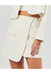 MARLU - Biała spódnica z zakładką Berno. Kolor: biały. Materiał: wiskoza, elastan, materiał. Długość: długie. Styl: elegancki #1