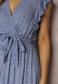 Renee - Niebieska Sukienka z Paskiem Mitho. Okazja: na co dzień. Kolor: niebieski. Materiał: wiskoza, tkanina, materiał. Wzór: kwiaty. Typ sukienki: kopertowe. Styl: casual. Długość: mini #5