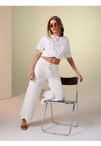 Sinsay - Jeansy wide leg mid waist z ażurowym wykończeniem nogawki - kremowy. Kolor: kremowy. Wzór: ażurowy #1