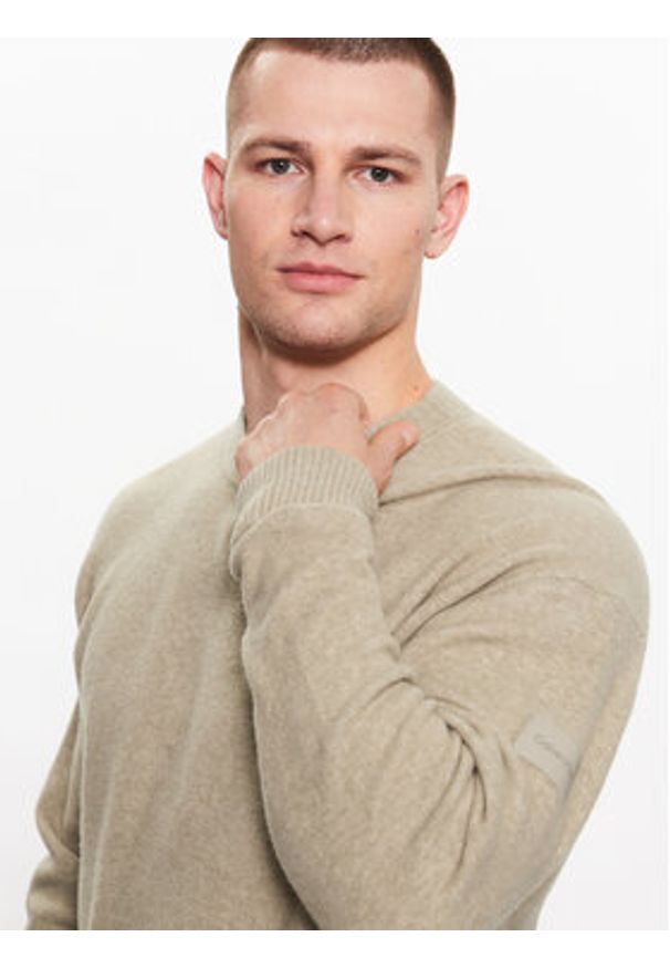 Calvin Klein Sweter K10K110401 Beżowy Regular Fit. Kolor: beżowy. Materiał: syntetyk