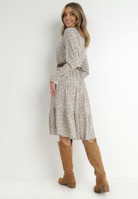 Born2be - Jasnoniebieska Sukienka Ampissa. Typ kołnierza: kołnierz z falbankami. Kolor: niebieski. Wzór: nadruk, aplikacja, kwiaty. Styl: klasyczny. Długość: midi #5