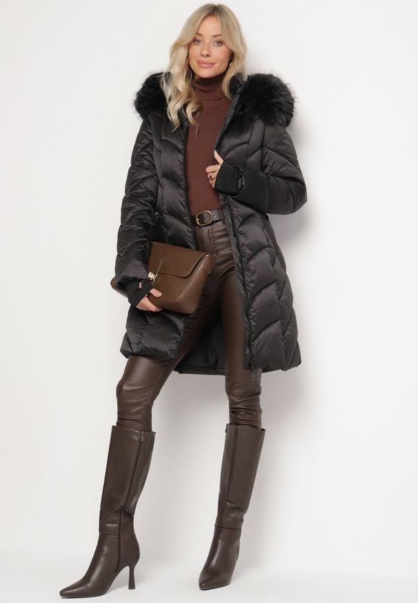 Born2be - Czarna Kurtka Pikowana z Kapturem z Futrem i Szerokimi Ściągaczami Innia. Okazja: na spacer, na co dzień. Typ kołnierza: kaptur. Kolor: czarny. Materiał: futro. Styl: casual, elegancki