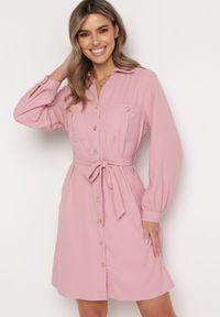 Born2be - Różowa Rozkloszowana Sukienka Koszulowa z Wiązanym Paskiem Vinala. Okazja: na co dzień. Kolor: różowy. Materiał: materiał. Typ sukienki: koszulowe. Styl: casual #7