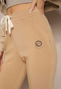 Renee - Beżowe Klasyczne Spodnie Dresowe z Elastyczną Gumką w Pasie Lerinde. Okazja: na co dzień. Kolor: beżowy. Materiał: dresówka. Styl: klasyczny