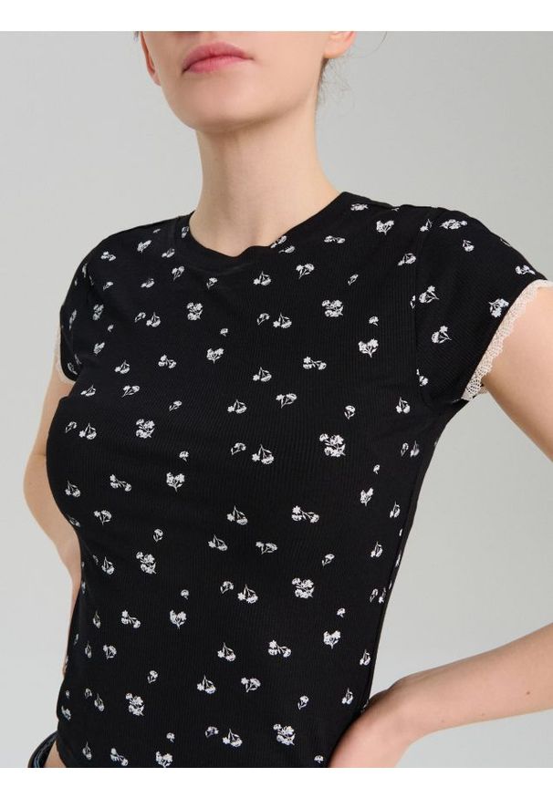 Sinsay - Wiskozowa prążkowana koszulka z nadrukiem allover - Inny. Materiał: prążkowany, wiskoza. Wzór: nadruk