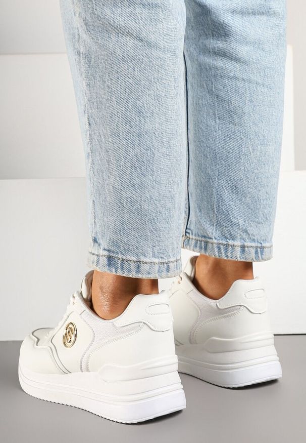 Renee - Białe Sneakersy na Platformie z Metaliczną Ozdobą Roniane. Okazja: na co dzień. Kolor: biały. Materiał: jeans. Wzór: aplikacja. Obcas: na platformie