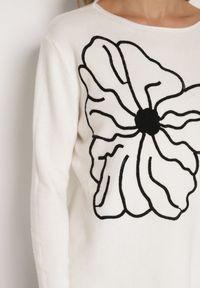 Born2be - Biały Sweter Ozdobiony Haftowanymi Kwiatami Halatusea. Okazja: na co dzień. Kolor: biały. Materiał: jeans. Wzór: kwiaty, aplikacja, haft. Styl: klasyczny, casual #5