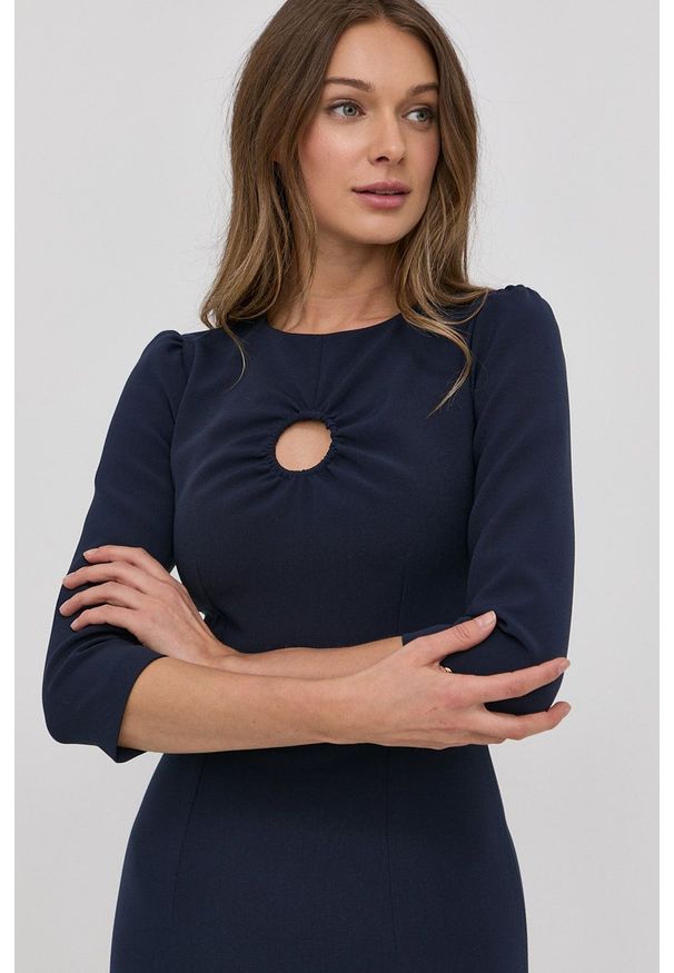 Nissa sukienka kolor granatowy midi prosta. Okazja: na co dzień. Kolor: niebieski. Materiał: dzianina. Typ sukienki: proste. Styl: casual. Długość: midi