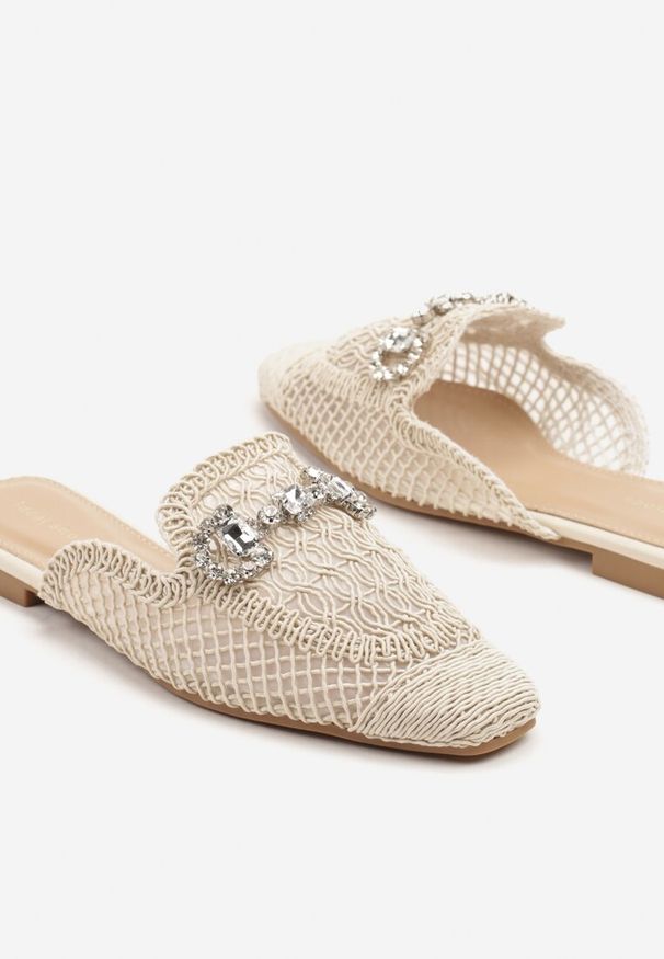 Born2be - Beżowe Klapki Mule z Ażurową Cholewką z Biżuteryjną Klamrą Frolabis. Kolor: beżowy. Wzór: ażurowy. Styl: elegancki