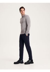 Reserved - Spodnie chino slim fit - granatowy. Kolor: niebieski. Materiał: tkanina, wiskoza