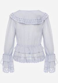 Renee - Niebieska Bluzka z Wiskozy Boho Ozdobiona Wiązaniami Koronką i Falbanami Gavimia. Okazja: na co dzień. Kolor: niebieski. Materiał: wiskoza, koronka. Długość rękawa: długi rękaw. Długość: długie. Wzór: aplikacja, koronka. Styl: boho #2