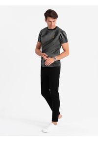 Ombre Clothing - Męski t-shirt w paski z patchem Ombre Design – czarno-biały V2 - Rozmiar: M. Okazja: na co dzień. Kolor: biały. Materiał: guma, jeans, poliester, bawełna. Wzór: paski. Styl: casual #3