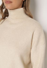 Born2be - Jasnobeżowy Golf z Bufiastymi Rękawami Wedelia. Okazja: na co dzień. Typ kołnierza: golf. Kolor: beżowy. Materiał: jeans. Styl: klasyczny, casual, elegancki #6