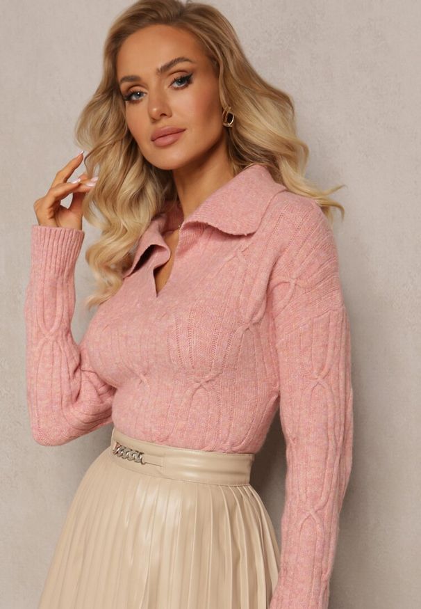 Renee - Różowy Sweter z Dekoltem w Serek i Ozdobnym Splotem Travissa. Typ kołnierza: dekolt w serek. Kolor: różowy. Wzór: ze splotem. Styl: elegancki