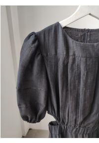 Marsala - OUTLET- Sukienka Minimal z falbanką. Materiał: bawełna, wełna, poliester, jedwab, materiał, nylon, włókno, len. Wzór: gładki. Długość: mini #1