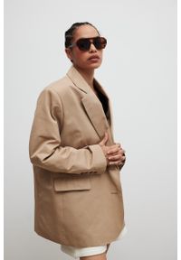 Marsala - Klasyczna marynarka w kolorze CLASSIC BEIGE - NOMEE-S/M. Materiał: tkanina, wiskoza, poliester, materiał, bawełna. Długość: długie. Wzór: gładki. Styl: klasyczny