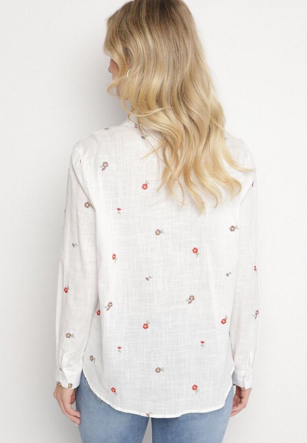 Born2be - Biała Koszula z Wiskozy Zdobiona Haftem z Kwiatami Sovreia. Okazja: na co dzień, na spacer, na spotkanie biznesowe. Typ kołnierza: dekolt w kształcie V, kołnierzyk klasyczny. Kolor: biały. Materiał: wiskoza. Długość rękawa: długi rękaw. Długość: długie. Wzór: aplikacja, haft, kwiaty. Styl: biznesowy, casual, elegancki, klasyczny