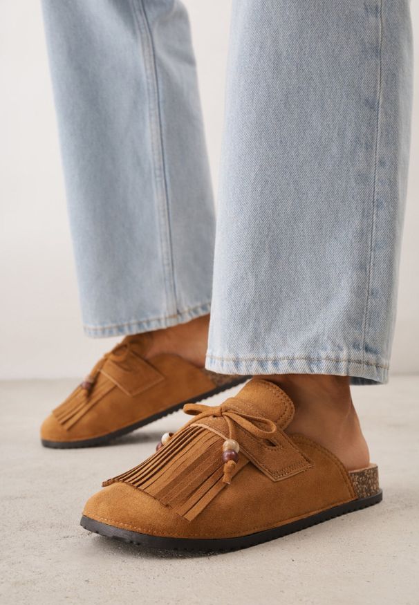 Born2be - Jasnobrązowe Płaskie Klapki Mule Zdobione Frędzlami i Kokardką z Koralikami Petlame. Okazja: na co dzień. Kolor: brązowy. Materiał: jeans, len. Wzór: aplikacja. Sezon: lato. Styl: boho, casual, elegancki