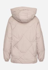 Born2be - Jasnobeżowa Pikowana Kurtka z Kapturem Rękawy Zakończone Gumką Liliaz. Okazja: na spotkanie biznesowe, na co dzień, do pracy, na spacer. Typ kołnierza: kaptur. Kolor: beżowy. Materiał: jeans. Styl: biznesowy, casual, elegancki #3