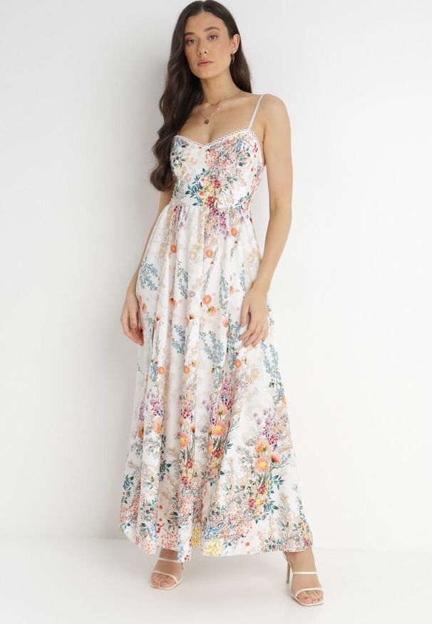 Born2be - Biała Sukienka Megeusa. Kolor: biały. Długość rękawa: na ramiączkach. Wzór: nadruk, kwiaty. Typ sukienki: dopasowane. Długość: maxi