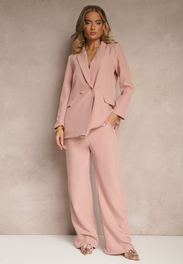 Renee - Jasnoróżowa Marynarka Dwurzędowa Tanou. Kolor: różowy. Długość rękawa: długi rękaw. Długość: długie. Styl: klasyczny, elegancki