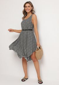 Born2be - Czarna Rozkloszowana Sukienka z Bawełny w Abstrakcyjny Wzór Ronive. Okazja: na co dzień. Kolor: czarny. Materiał: bawełna. Typ sukienki: rozkloszowane. Styl: elegancki, casual #5