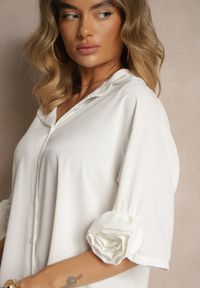 Renee - Biała Koszula Ozdobiona Kwiatami 3DTenisela. Okazja: na co dzień. Typ kołnierza: kołnierzyk klasyczny. Kolor: biały. Materiał: jeans. Wzór: aplikacja, kwiaty. Styl: klasyczny, casual #3
