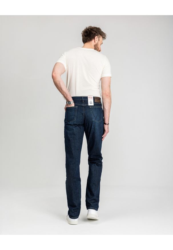 Męskie Spodnie Jeansowe Wrangler Relaxed Fit Blackened Indigo 112352957. Okazja: na co dzień, do pracy. Styl: elegancki, casual, klasyczny