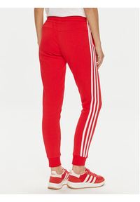 Adidas - adidas Spodnie dresowe Essentials 3-Stripes IY1719 Czerwony Slim Fit. Kolor: czerwony. Materiał: bawełna #4