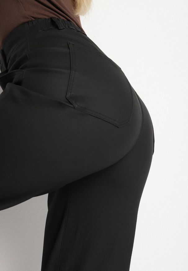 Born2be - Czarne Szerokie Spodnie z Imitacji Skóry z Regularnym Stanem Lanasela. Okazja: na co dzień, na spotkanie biznesowe. Kolor: czarny. Materiał: skóra. Styl: biznesowy, klasyczny, casual