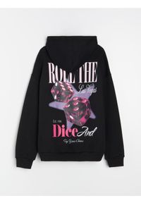 Sinsay - Bluza hoodie z nadrukiem na plecach - czarny. Kolor: czarny. Wzór: nadruk
