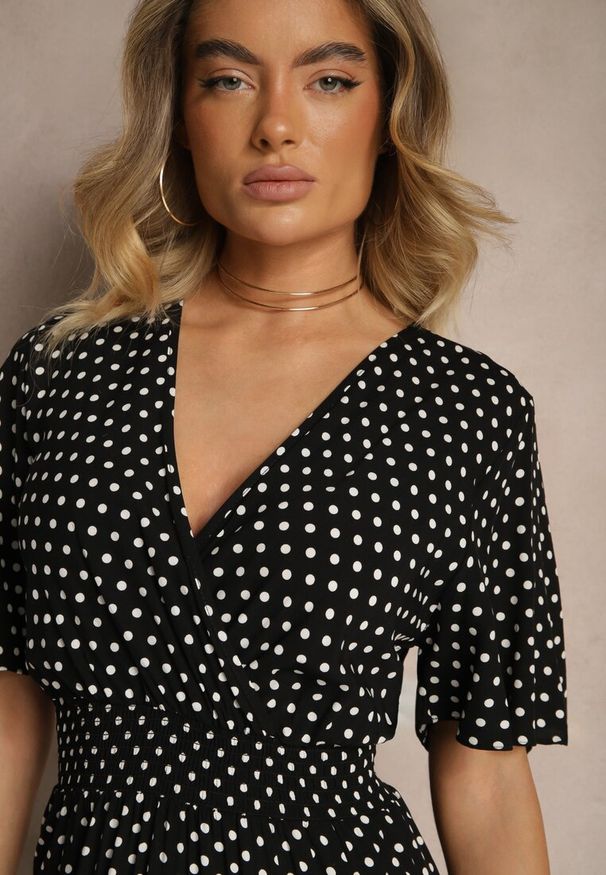 Renee - Czarna Sukienka z Bawełną i Kopertowym Dekoltem ze Wzorem w Kropki Ldivona. Okazja: na co dzień, na spacer. Kolor: czarny. Materiał: bawełna. Wzór: kropki. Sezon: lato. Typ sukienki: kopertowe. Styl: casual, elegancki