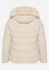 Born2be - Ciemnobeżowa Taliowana Kurtka z Pikowanymi Przeszyciami i Kapturem z Futrem Acindria. Okazja: na co dzień. Kolekcja: plus size. Kolor: beżowy. Materiał: futro. Styl: casual