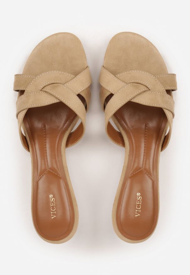 Renee - Beżowe Klapki na Kaczuszce VICES Ozdobione Geometryczną Cholewką Nedanoire. Okazja: na randkę, na spacer. Kolor: beżowy. Wzór: aplikacja, geometria. Obcas: na szpilce. Styl: boho. Wysokość obcasa: średni