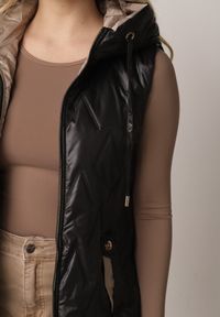 Born2be - Czarna Pikowana Kamizelka o Długim Kroju z Nieodpinanym Kapturem w Romby Dephice. Okazja: na co dzień. Typ kołnierza: kaptur. Kolor: czarny. Materiał: jeans, materiał. Długość: długie. Styl: casual, elegancki #8