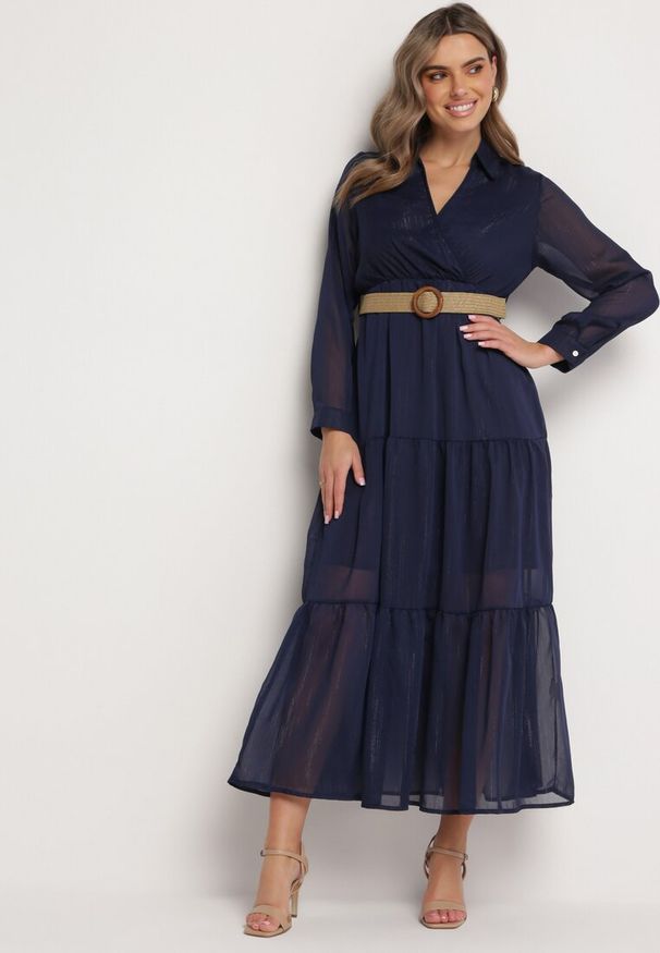 Born2be - Granatowa Sukienka z Kopertowym Dekoltem i Plecionym Paskiem Dirmi. Kolor: niebieski. Materiał: materiał. Typ sukienki: kopertowe