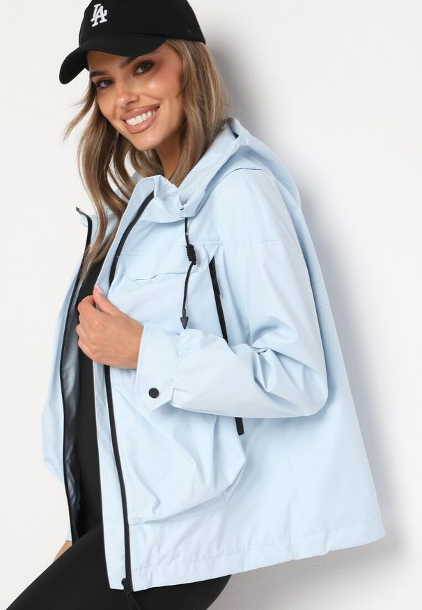 Born2be - Jasnoniebieska Kurtka Wiatrówka z Kieszeniami i Ściągaczami Braliana. Okazja: na spacer. Kolor: niebieski. Materiał: jeans. Styl: sportowy, elegancki