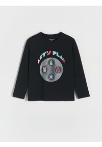 Reserved - Longsleeve z aplikacją - czarny. Kolor: czarny. Materiał: dzianina, bawełna. Długość rękawa: długi rękaw. Wzór: aplikacja