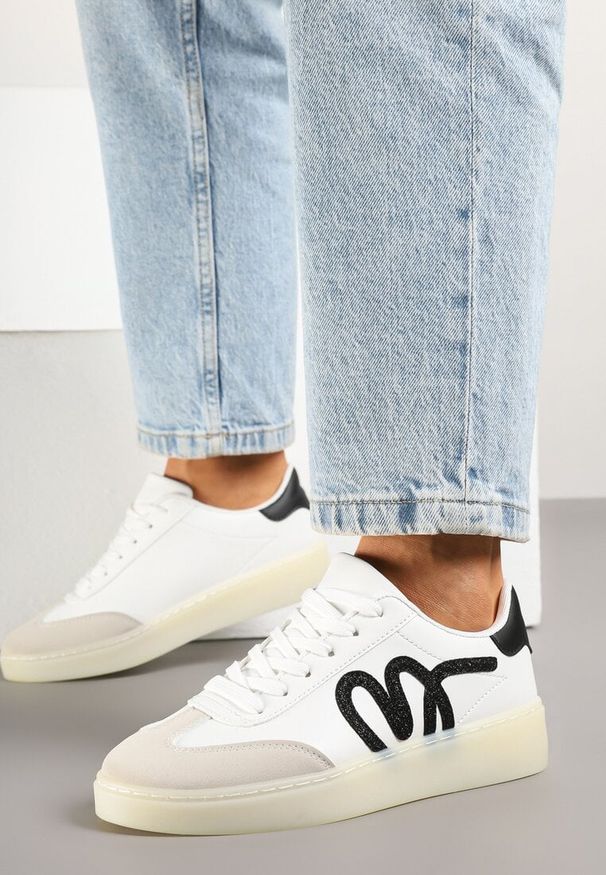 Renee - Białe Sneakersy Klasyczne Tenisówki z Abstrakcyjną Aplikacją Ailinne. Okazja: na co dzień. Nosek buta: okrągły. Kolor: biały. Materiał: jeans. Wzór: aplikacja